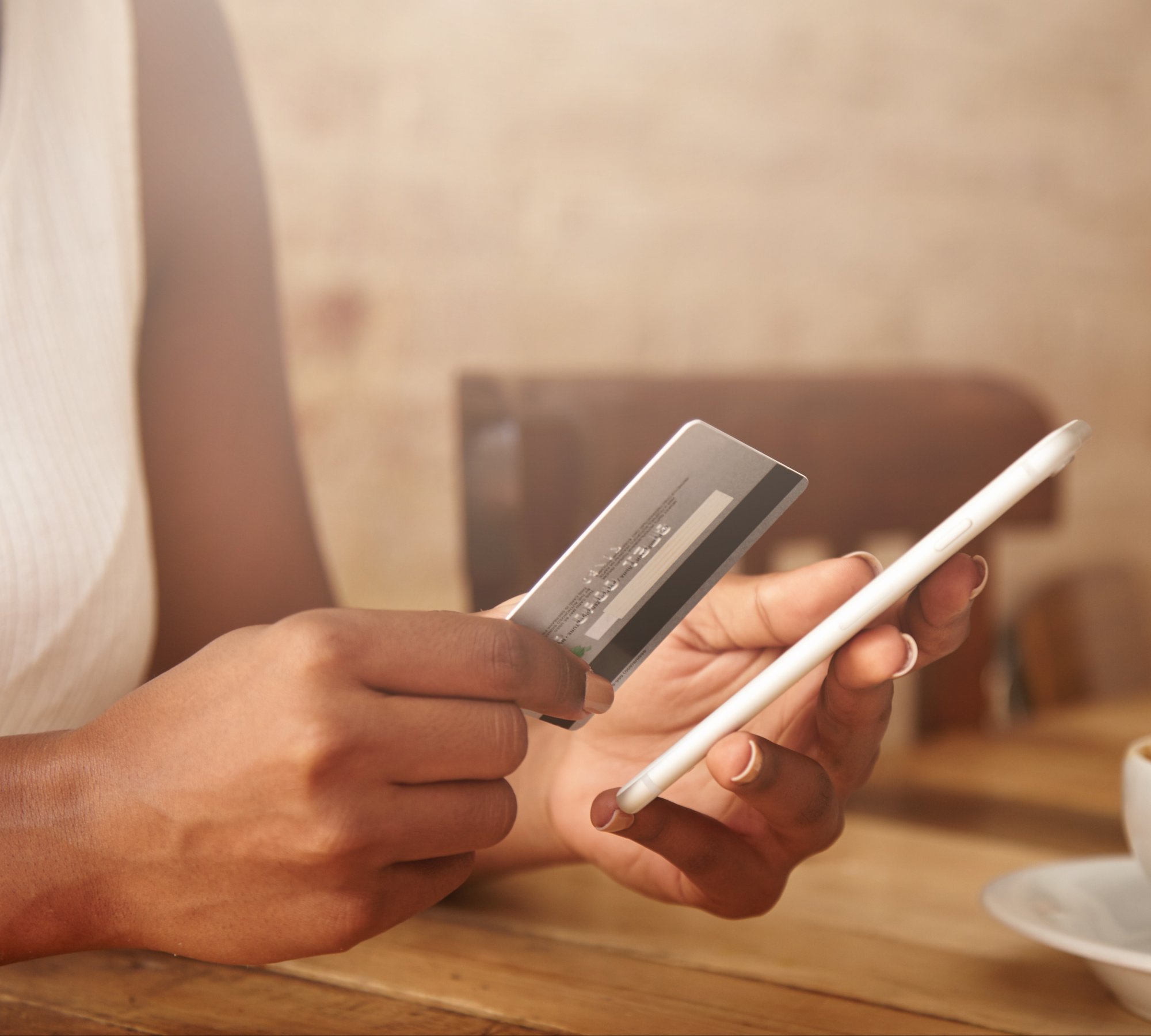 closeup-de-cartao-de-credito-e-smartphone-nas-maos-de-uma-mulher